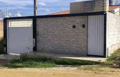 Imagem: A casa possui 3 Dormitórios, 2 Banheiros, 2 Vagas na garagem