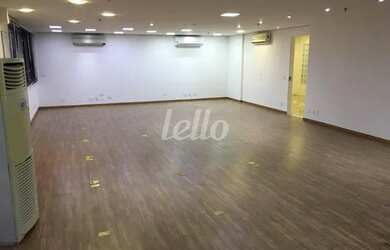 Imagem: O depósito possui 4 Vagas na garagem, 175m² de Área e está