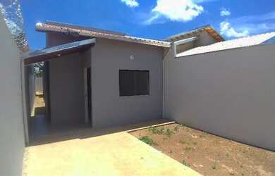 Imagem: A casa possui 3 Dormitórios, 2 Banheiros, 2 Vagas na garagem