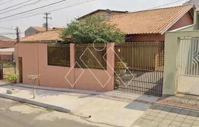 Imagem: A casa possui 5 Dormitórios, 3 Banheiros, 2 Vagas na garagem