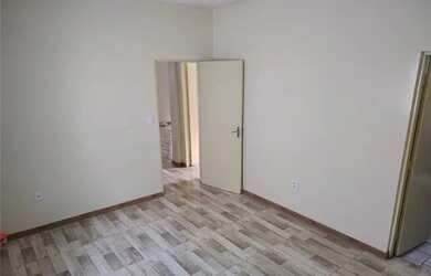 Imagem: A casa possui 2 Dormitórios, 2 Banheiros, 2 Vagas na garagem