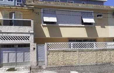 Imagem: A casa possui 3 Dormitórios, 2 Banheiros, 2 Vagas na garagem