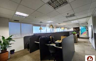 Imagem: O depósito possui 5 Vagas na garagem, 400m² de Área e está