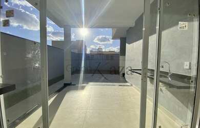 Imagem: A casa em condomínio possui 3 Dormitórios, 2 Banheiros, 4