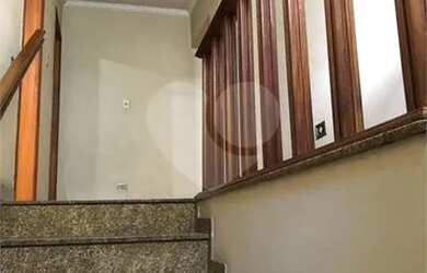 Imagem: A casa possui 3 Dormitórios, 4 Banheiros, 3 Vagas na garagem