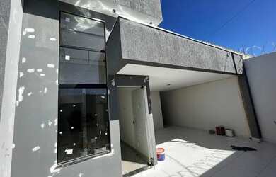 Imagem: A casa possui 3 Dormitórios, 2 Banheiros, 2 Vagas na garagem