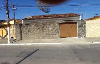 Imagem: A casa possui 4 Dormitórios, 3 Banheiros, 1 Vaga na garagem