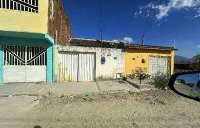 Imagem: A casa possui 2 Dormitórios, 1 Banheiro, 1 Vaga na garagem