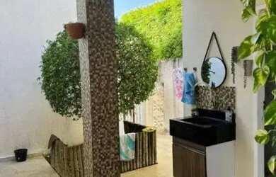 Imagem: A casa possui 3 Dormitórios, 2 Banheiros, 2 Vagas na garagem