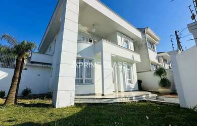 Imagem: A casa possui 3 Dormitórios, 4 Banheiros, 2 Vagas na garagem