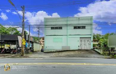 Imagem: O depósito possui 4 Vagas na garagem, 320m² de Área e está