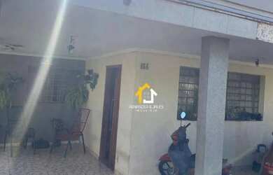 Imagem: A casa possui 3 Dormitórios, 2 Banheiros, 2 Vagas na garagem