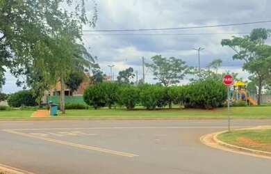 Imagem: O terreno possui 300m² de Área e está localizado em Terras