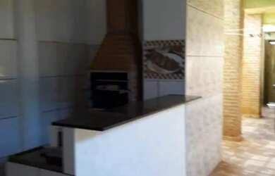 Imagem: A casa possui 2 Dormitórios, 2 Banheiros, 2 Vagas na garagem