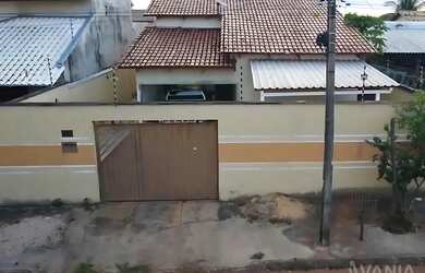 Imagem: A casa possui 3 Dormitórios, 1 Banheiro, 1 Vaga na garagem