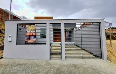 Imagem: A casa possui 3 Dormitórios, 2 Banheiros, 1 Vaga na garagem