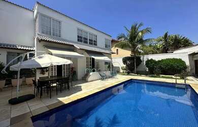 Imagem: A casa em condomínio possui 4 Dormitórios, 5 Banheiros, 4