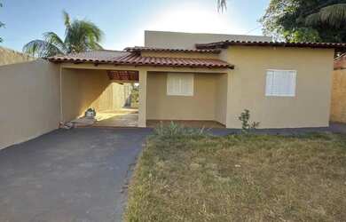 Imagem: A casa possui 3 Dormitórios, 2 Banheiros, 2 Vagas na garagem