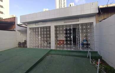 Imagem: A casa possui 3 Dormitórios, 3 Banheiros, 4 Vagas na garagem