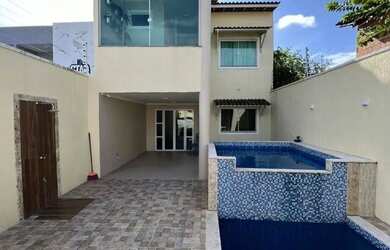 Imagem: A casa possui 4 Dormitórios, 4 Banheiros, 2 Vagas na garagem