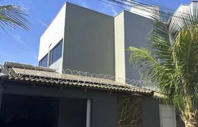 Imagem: A casa possui 2 Dormitórios, 2 Banheiros, 2 Vagas na garagem