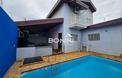 Imagem: A casa possui 3 Dormitórios, 3 Banheiros, 2 Vagas na garagem