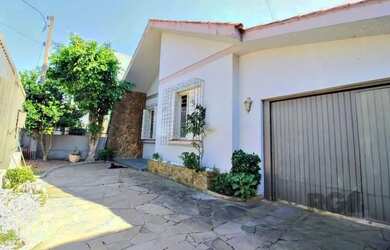 Imagem: A casa possui 4 Dormitórios, 3 Banheiros, 2 Vagas na garagem