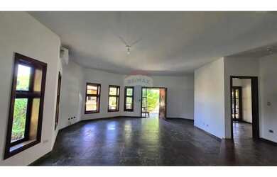 Imagem: A casa em condomínio possui 4 Dormitórios, 5 Banheiros, 430m²