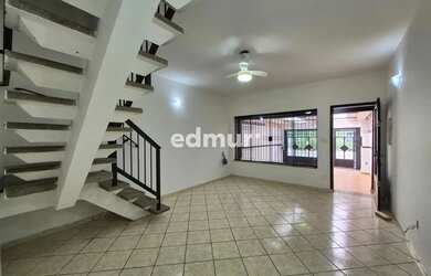 Imagem: A casa possui 2 Dormitórios, 3 Banheiros, 2 Vagas na garagem