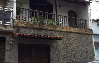 Imagem: A casa possui 3 Dormitórios, 5 Banheiros, 2 Vagas na garagem