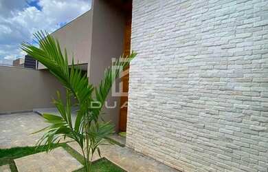 Imagem: A casa possui 3 Dormitórios, 3 Banheiros, 2 Vagas na garagem