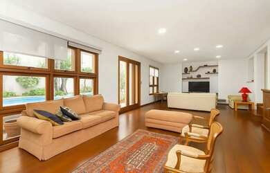 Imagem: A casa possui 4 Dormitórios, 5 Banheiros, 5 Vagas na garagem