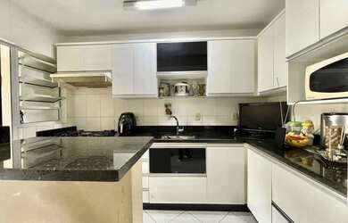 Imagem: O apartamento possui 1 Dormitório, 1 Banheiro, 1 Vaga na garagem