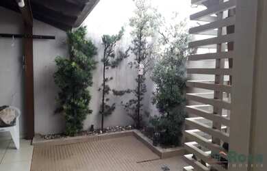 Imagem: A casa possui 3 Dormitórios, 2 Banheiros, 2 Vagas na garagem