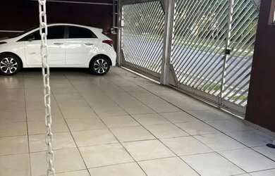 Imagem: A casa possui 3 Dormitórios, 2 Banheiros, 2 Vagas na garagem