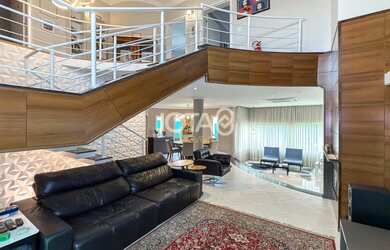 Imagem: A casa em condomínio possui 5 Dormitórios, 4 Banheiros, 5