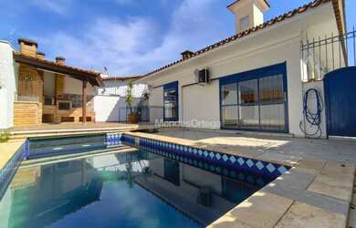 Imagem: A casa possui 3 Dormitórios, 4 Banheiros, 2 Vagas na garagem