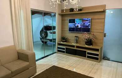 Imagem: A casa possui 3 Dormitórios, 2 Banheiros, 5 Vagas na garagem