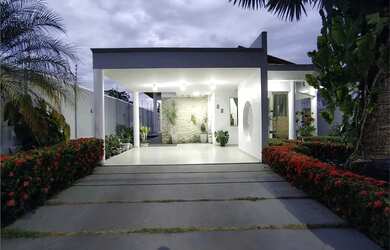 Imagem: A casa possui 3 Dormitórios, 2 Banheiros, 2 Vagas na garagem