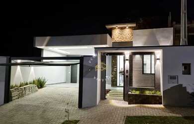 Imagem: A casa possui 3 Dormitórios, 2 Banheiros, 2 Vagas na garagem