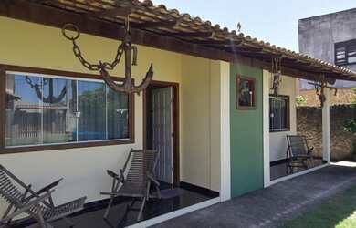 Imagem: A casa possui 3 Dormitórios, Acomodam 12 pessoas, 3 Vagas na