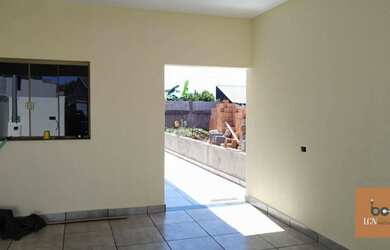 Imagem: A casa possui 2 Dormitórios, 2 Banheiros, 2 Vagas na garagem