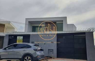 Imagem: A casa possui 3 Dormitórios, 2 Banheiros, 2 Vagas na garagem