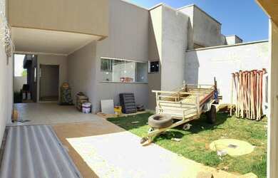 Imagem: A casa possui 3 Dormitórios, 2 Banheiros, 3 Vagas na garagem