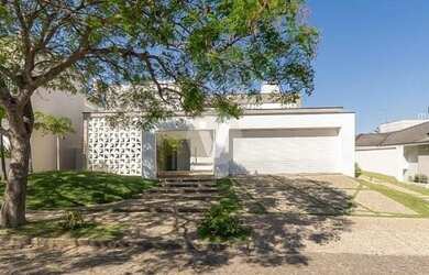 Imagem: A casa possui 4 Dormitórios, 5 Banheiros, 4 Vagas na garagem