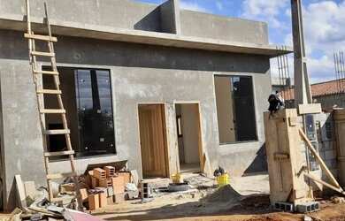 Imagem: A casa possui 2 Dormitórios, 2 Banheiros, 2 Vagas na garagem