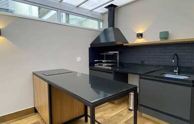 Imagem: A casa em condomínio possui 4 Dormitórios, 5 Banheiros, 3