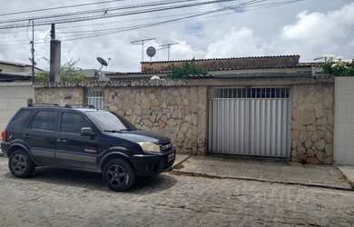 Imagem: A casa possui 3 Dormitórios, 2 Banheiros, 1 Vaga na garagem