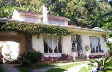 Imagem: A casa possui 4 Dormitórios, 4 Banheiros, 3100m² de Área