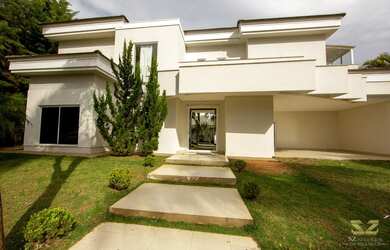 Imagem: A casa possui 4 Dormitórios, 5 Banheiros, 4 Vagas na garagem